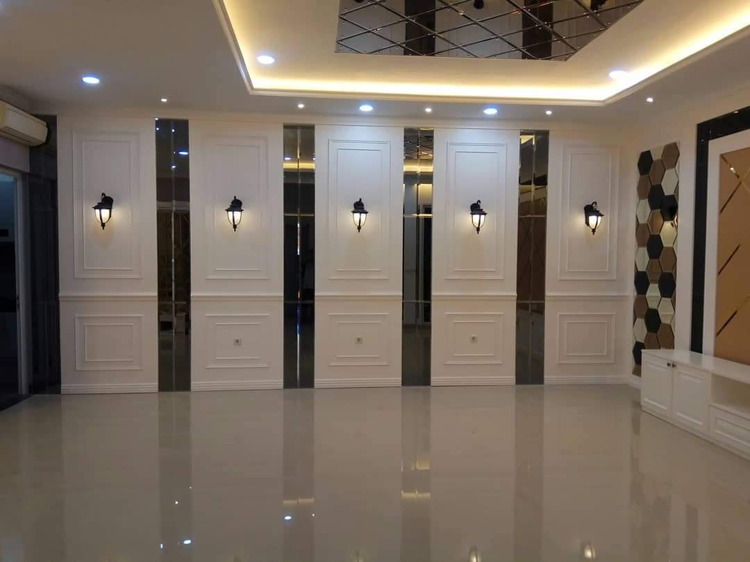 Moulding kaca wajik mewah di Perumahan Cibubur Jakarta Timur, design modern monocromatic finishing duco putih lampu classic kitchen set solid surface duco