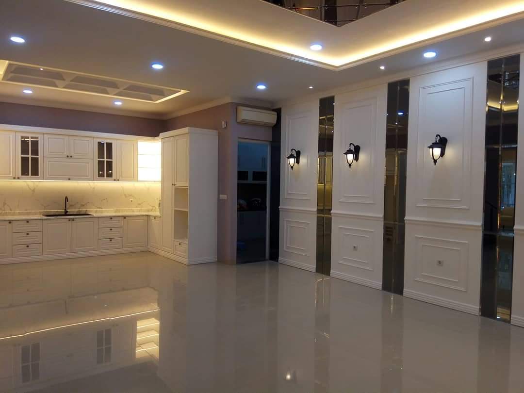 Moulding kaca wajik mewah di Perumahan Cibubur Jakarta Timur, design modern monocromatic finishing duco putih lampu classic kitchen set solid surface duco
